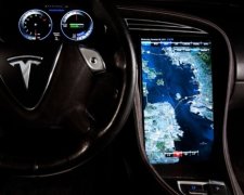 Teslа вирішила вдосконалити автопілот