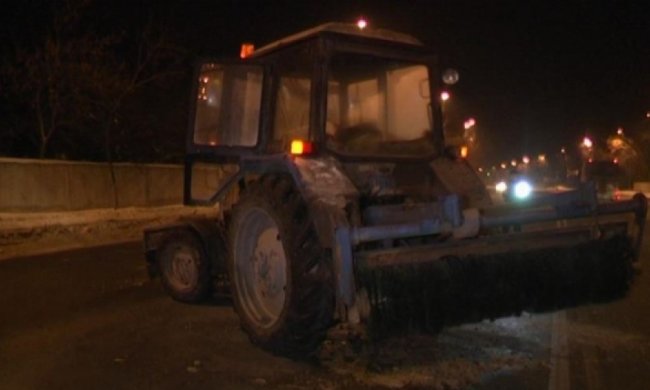 У Львові п`яний комунальник трактором протаранив автомобіль 