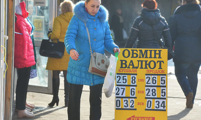 Курс валют на 17 февраля: доллар опустил гривну на дно