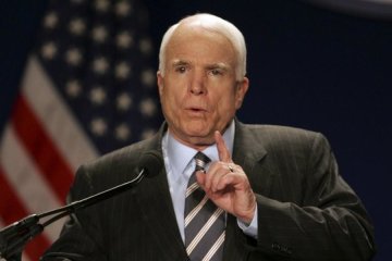 Маккейн обвинил Путина в жестокой игре против украинцев