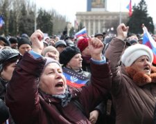 Путінські бабусі-зомбі чогось побили скляні двері