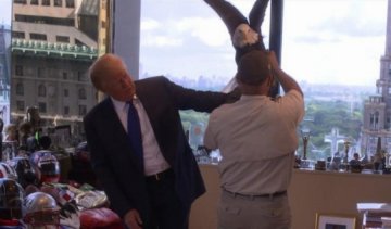 На Трампа під час фотосесії напав орел (відео)