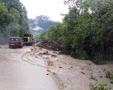 Большая вода ударила по Прикарпатью с новой силой — дороги затоплены, мостов нет