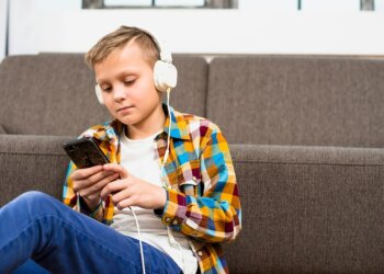 Ребенок со смартфоном. Фото Freepik