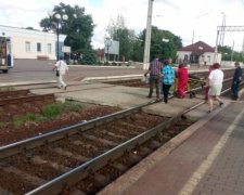 Кладбище вместо свадьбы: влюбленная пара нашла смерть под колесами поезда