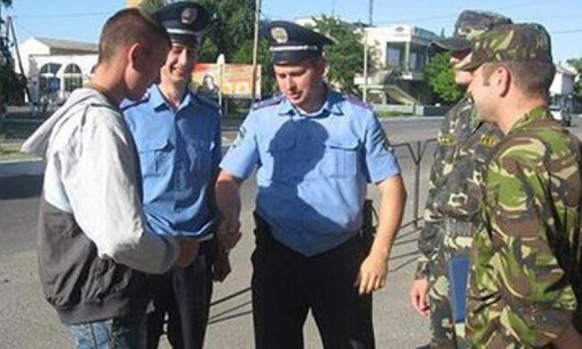 Повістки до армії роздавали на Криворізькому авторинку (відео)