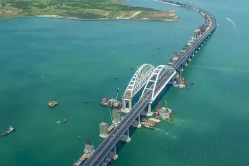 Пекельні затори: весь світ регоче над Кримським мостом, "ось-ось палі зламаються"