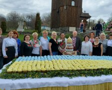 Українці спекли найбільший великодній прапор: "Гігантський жовто-блакитний смаколик"