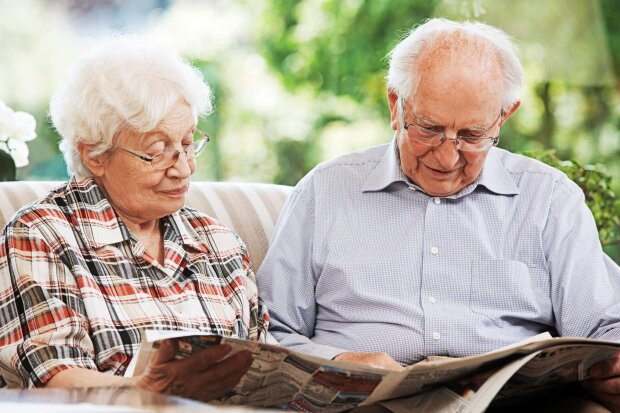 Пенсионеры читают газету