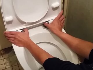 Унітаз, скріншот: Youtube