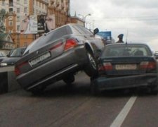 Несамовитий водій влетів у припарковані авто 