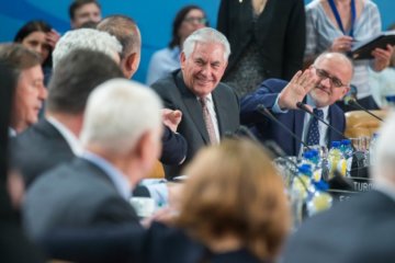 Тиллерсон "взорвал" зал НАТО шуткой про Путина и Лаврова