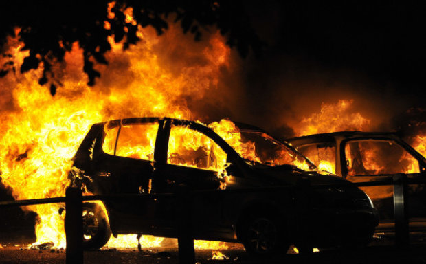 90-е возвращаются: под Киевом подожгли авто "неугодной" чиновницы, выгорела вся парковка: видео