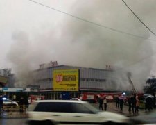 В Ужгороде пылает центральный универмаг "Украина" (фото, видео)