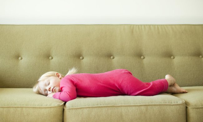 Гормональний збій, затримка в розвитку і не тільки: як звичайний диван шкодить дитячому здоров'ю
