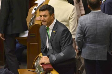 Щойно закінчила університет: Тищенко зі "Слуги народу" взяв у помічниці красуню-білявку, фото