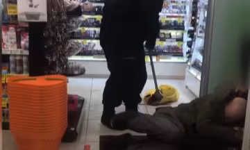 Охранники в магазине избили бездомного, который зашел погреться: "Тянули по полу и били палкой"