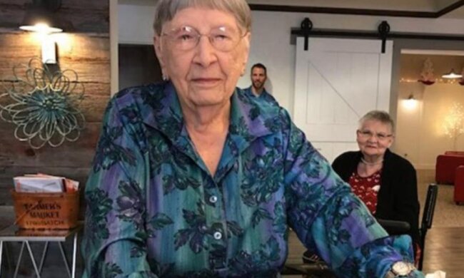 Небезпечний секрет довголіття: бабуся якимось чином прожила 104 роки