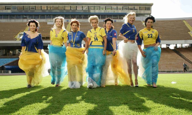 Палкі красуні на пляжі: дружини українських футболістів допоможуть перемогти Португалію