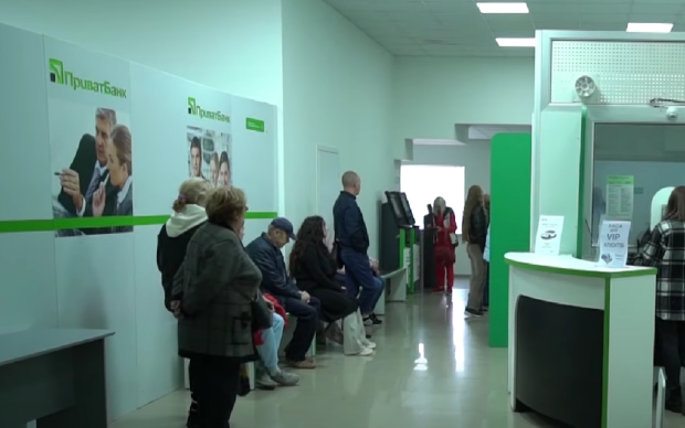 Картки доведеться оновити: ПриватБанк попередив 6 категорій клієнтів