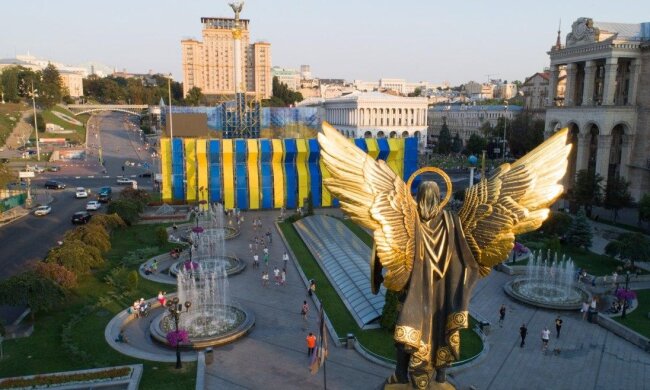День Флага Украины в Киеве: "первый раз" Зеленского, Facebook Бандеры и парад на Софиевской площади