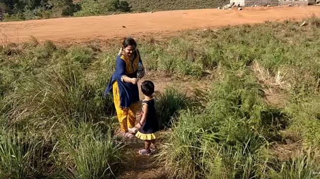 Привид на сімейній прогулянці? Камера випадково зафільмувала біля дитини те, що неможливо пояснити, відео