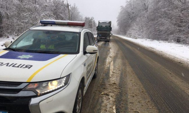 Под Киевом грузовик влетел в автобус: фото металлического месива
