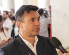 Тищенко зі "Слуги народу" попросив захистити його від дотиків жінок: епічне відео з мітингу