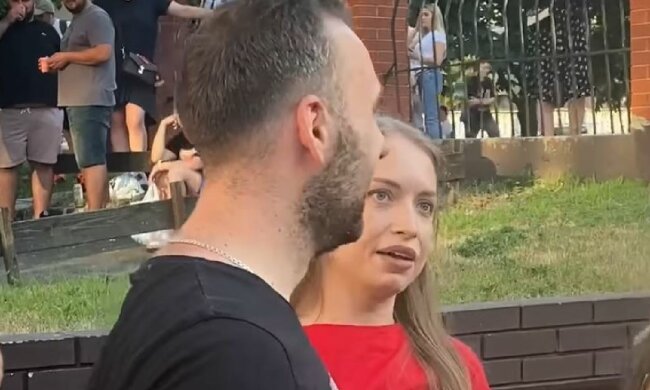 Протест перед концертом Басты в Киеве, скриншот: YouTube