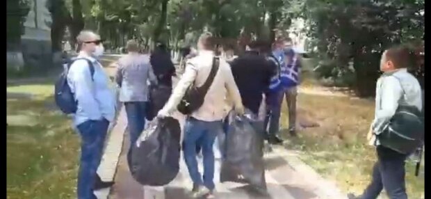 Раду окружили разъяренные киевляне, на беззащитных людей налетели копы - в ход пошли кулаки и мусор