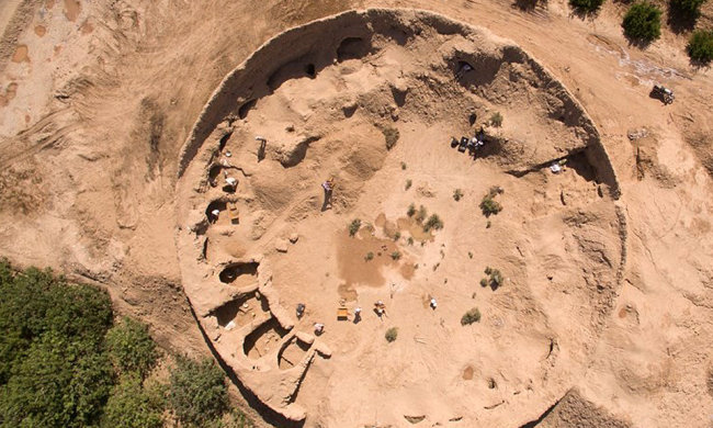 По всей стране появляются огромные кратеры неизвестного происхождения: видео