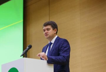 Дмитро Разумков, Facebook