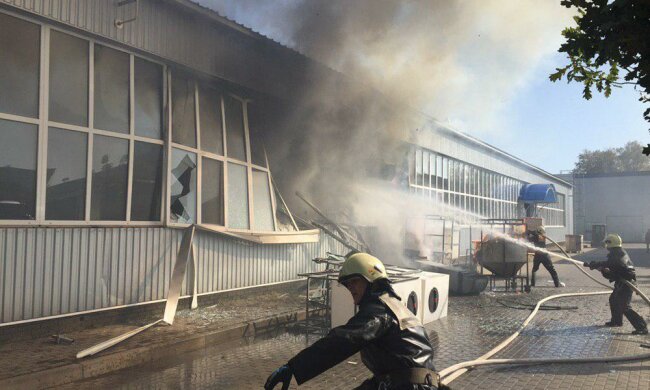 У Сумах на заводі прогримів вибух, десятки постраждалих: кадри з місця події
