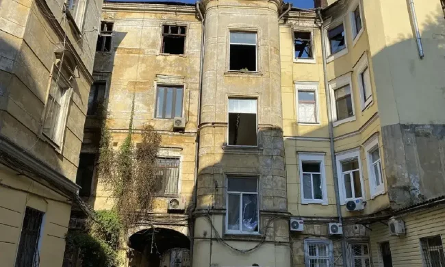 Поврежденный дом на Европейской, 2 в Одессе после российской атаки