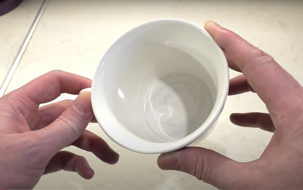 Как очистить чашку от налета. Фото: скрин youtube