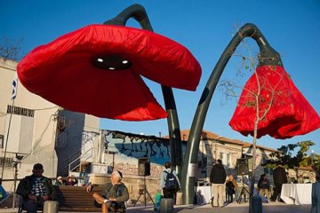 Гігантські маки рятують мешканців Єрусалиму від дощу (фото)