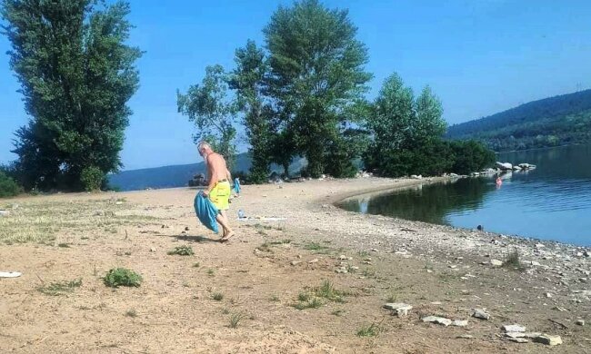 Турист із Німеччини починає ранок із прибирання берега українського Дністра: не витримує свинства