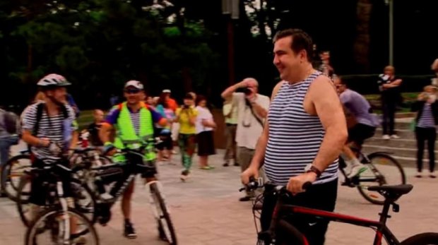 Саакашвили в тельняшке покатался на велосипеде по Одессе (видео)