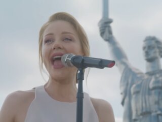 Тіна Кароль, кадр із кліпу на пісню "One Nation Under Love"