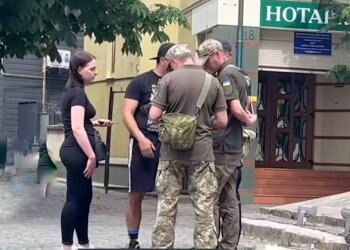Выдача повесток, скриншот: YouTube