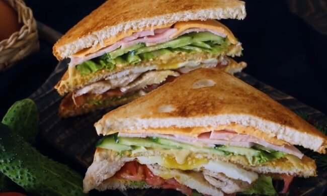 Всього 5 хвилин, але дуже смачно: рецепт клубного сендвіча з куркою