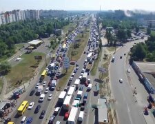 Водії втрачають у заторах мільярди гривень, фото: скріншот з відео