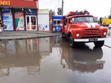 Кирилловка ушла под воду, тонут машины: непогода натворила беды на запорожских курортах
