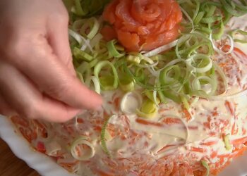 Салат "Королевская шуба", скриншот из видео