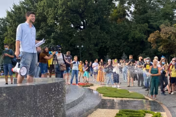 Харьковчане вышли на защиту избитых охранниками парня и девушки в парке Шевченко: "Здесь вам не зона!"