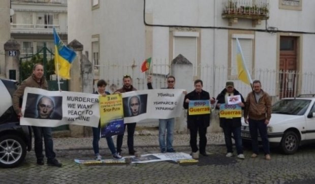 Митингующие сорвали выступление российского посла в Лиссабоне