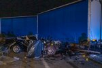 На трасі під Дніпром Nissan влетів у фуру, покалічені тіла вирізали з купи металу