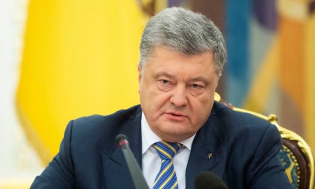 "С чем ассоциируется у вас эпоха Порошенко?": блогер показал все в фотографиях