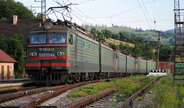 Поезд уничтожил "Жигули" на Харьковщине: водитель погиб