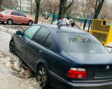 В Харькове авто примерзло на мокром "позоре" коммунальщиков Кернеса: "Течет пару недель"